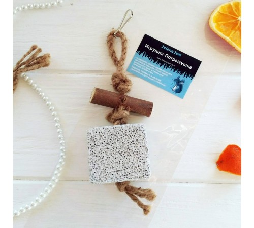 Zelena Zoo.  Іграшка-Погризушка камінь-пемза на канаті 20 см